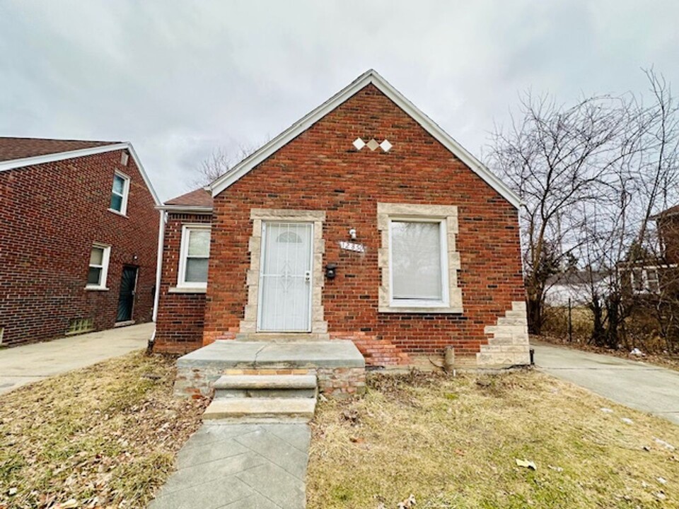 12850 Dresden St in Detroit, MI - Building Photo