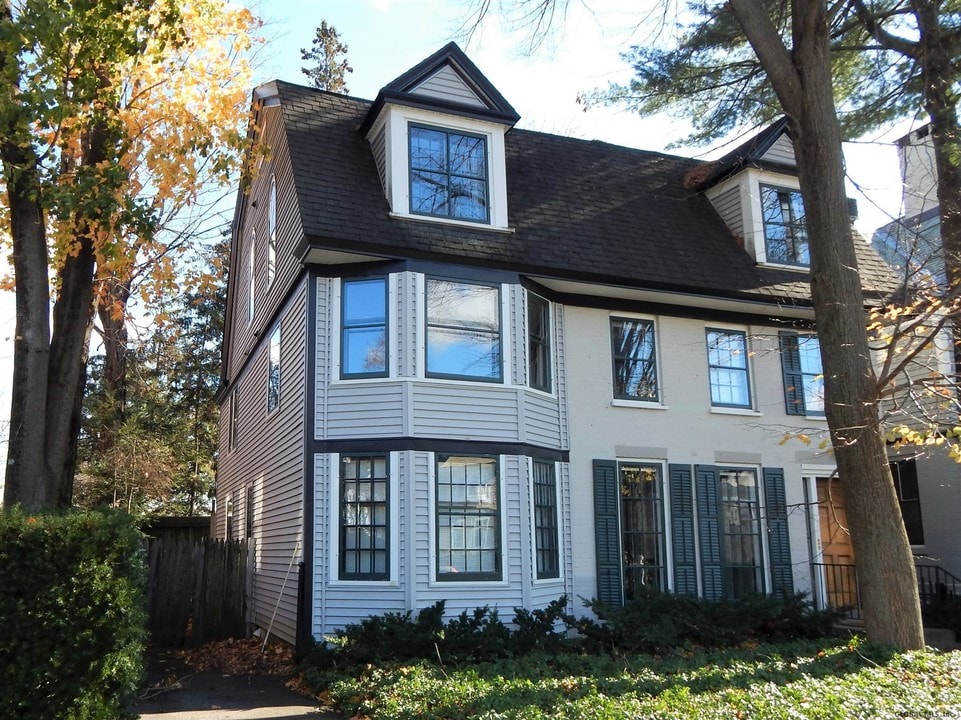 590 N Broadway in Saratoga Springs, NY - Building Photo