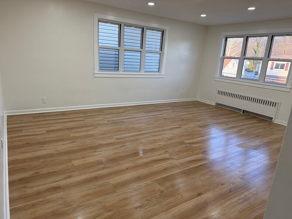 93 Clunie Ave, Unit 2 in Yonkers, NY - Building Photo