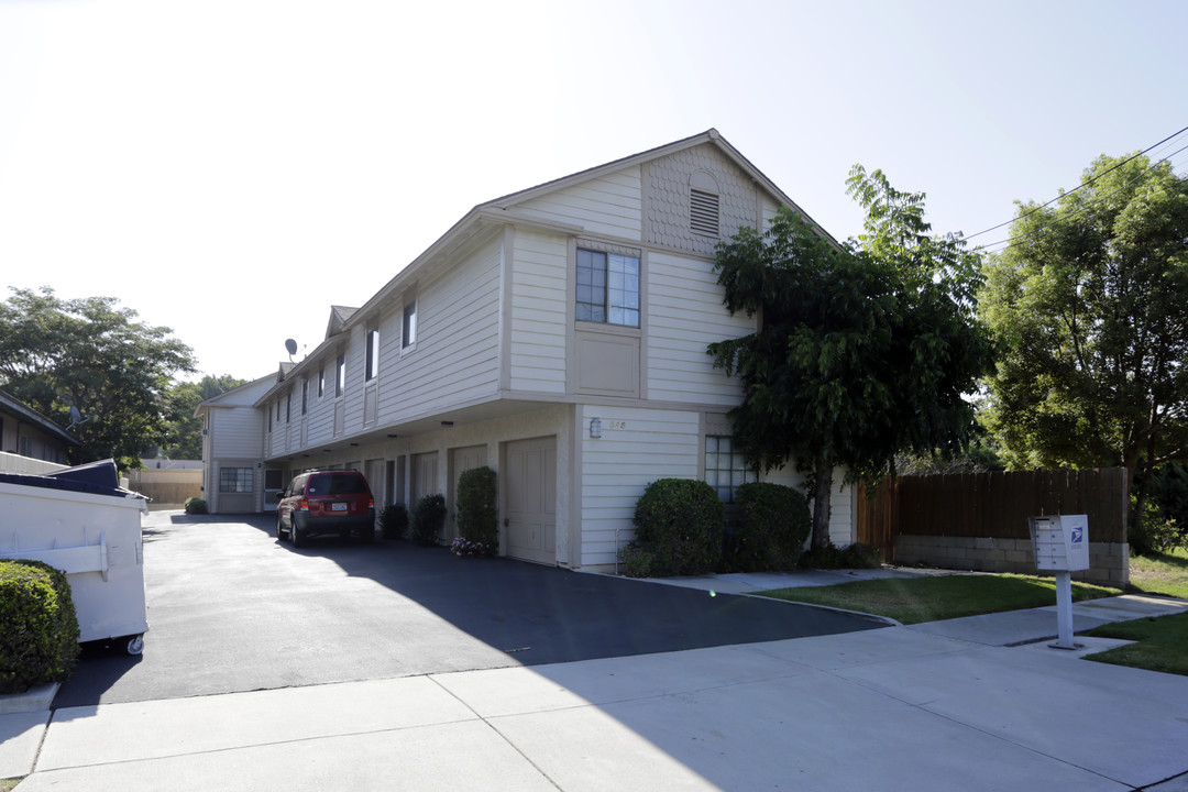 545 B St in Tustin, CA - Foto de edificio