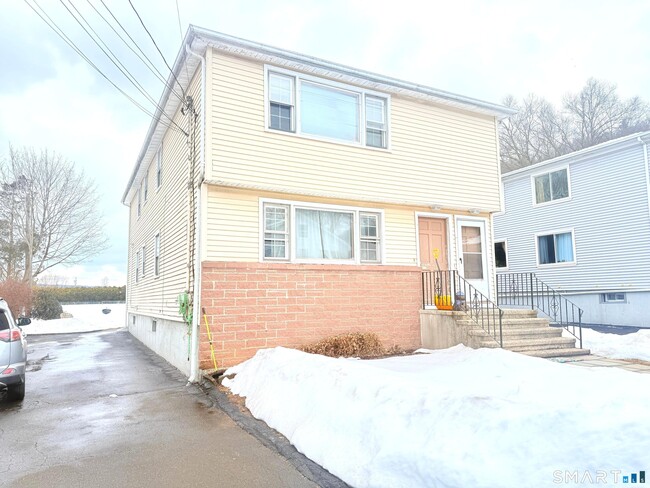 27 Manila Ave in Woodbridge, CT - Building Photo - Building Photo