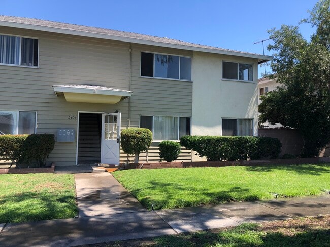 2323 W West Ave, Unit 2 in Fullerton, CA - Foto de edificio - Building Photo