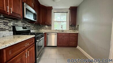 66 University Rd in Brookline, MA - Foto de edificio - Building Photo