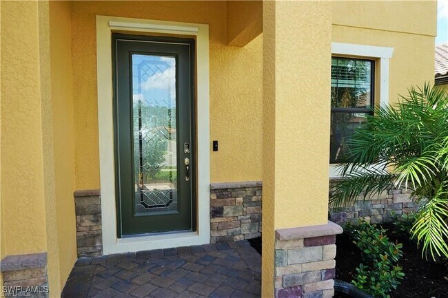 4232 Raffia Palm Cir in Naples, FL - Building Photo - Building Photo