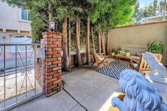 14238 Dickens St in Sherman Oaks, CA - Foto de edificio - Building Photo