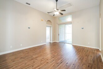 1334 Crimson Clover Ln in Zephyrhills, FL - Foto de edificio - Building Photo