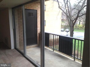 7821 Enola St-Unit -106 in McLean, VA - Foto de edificio - Building Photo