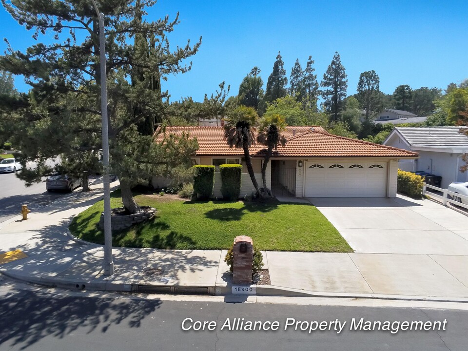 18900 Kirkcolm Ln in Los Angeles, CA - Building Photo