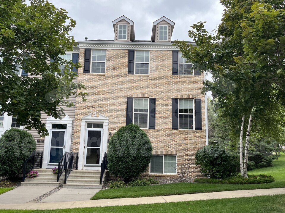 9985 Vervain Dr in Eden Prairie, MN - Foto de edificio