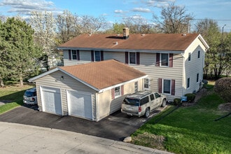 Brookfield Hills Townhouses in Brookfield, WI - Foto de edificio - Building Photo