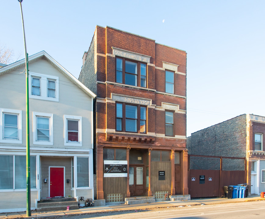 2426 N Clybourn Ave in Chicago, IL - Building Photo