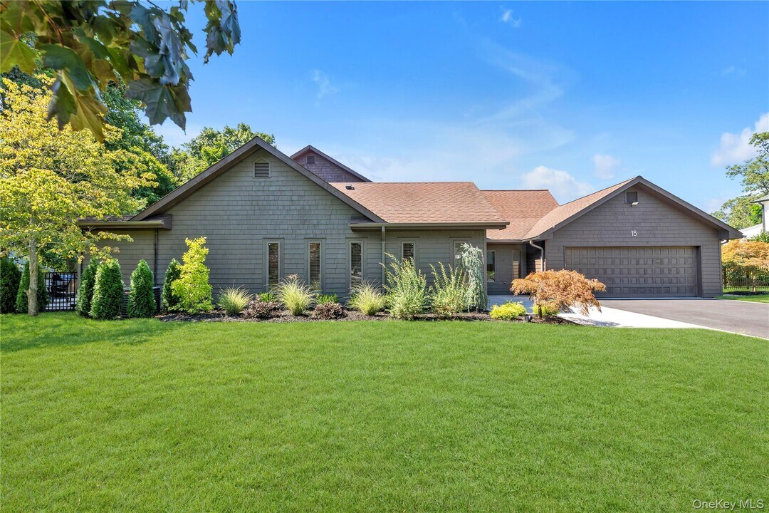 15 Parkway Dr in Roslyn Heights, NY - Building Photo