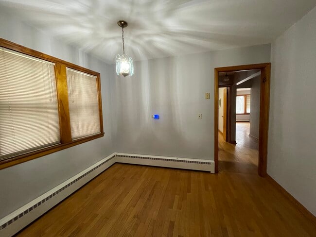 6606 W Devon Ave, Unit 2 in Chicago, IL - Foto de edificio - Building Photo