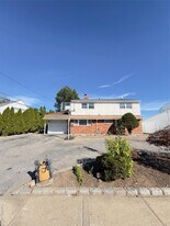 39 Alpine Ln in Hicksville, NY - Building Photo