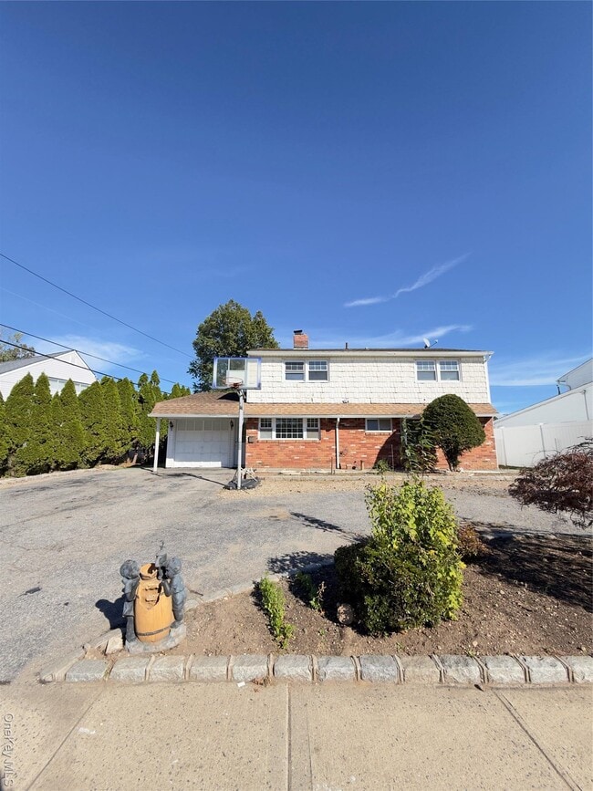 39 Alpine Ln in Hicksville, NY - Building Photo - Building Photo