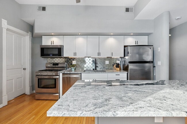 2200 N Clybourn Ave in Chicago, IL - Building Photo - Building Photo