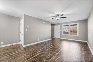 352 Sam Houston Cir in Clarksville, TN - Building Photo