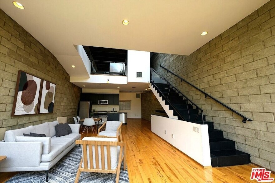 717 Highland Ave in Los Angeles, CA - Foto de edificio