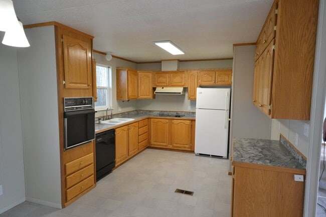566 SW Paiute St in Mountain Home, ID - Building Photo - Building Photo