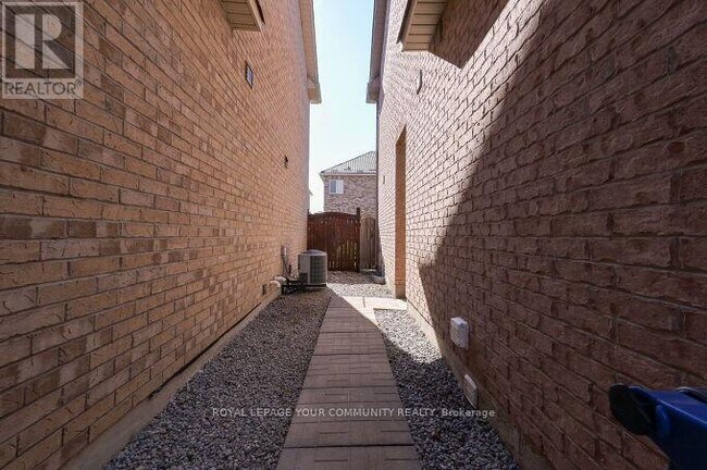 128 Watsonbrook Dr in Brampton, ON - Building Photo - Building Photo