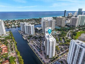 3701 N Country Club Dr, Unit 203 in Aventura, FL - Foto de edificio - Building Photo