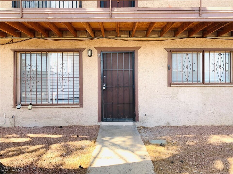 595 S Royal Crest Cir in Las Vegas, NV - Building Photo