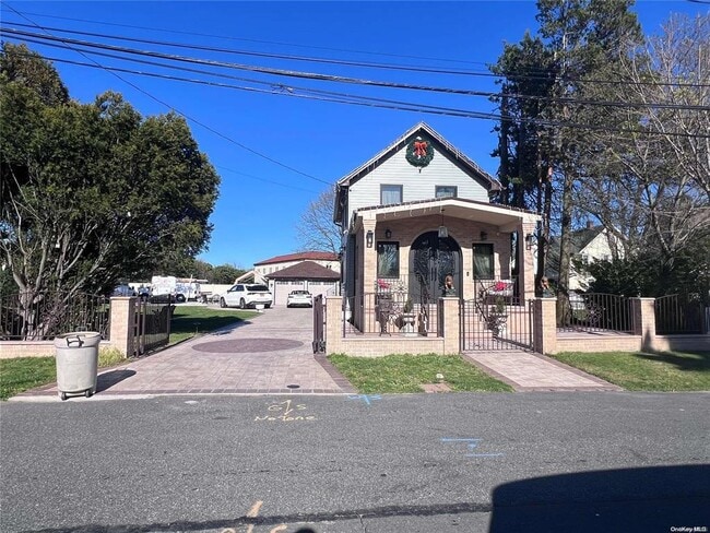 property at 11 Maplewood Rd
