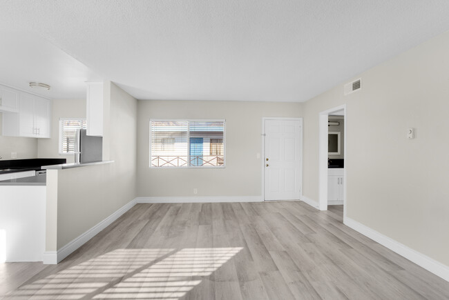 Palm View Apartments in Azusa, CA - Building Photo - Interior Photo