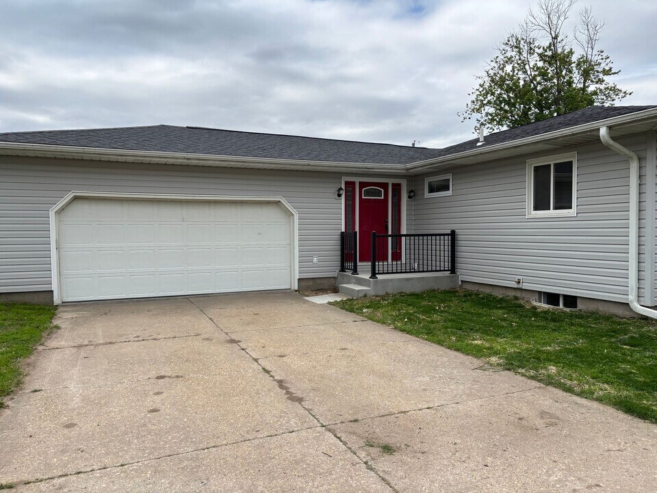1423 Rose Hill Ave in Camanche, IA - Building Photo