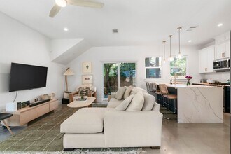 1102 1/2 Tillery St in Austin, TX - Building Photo - Building Photo