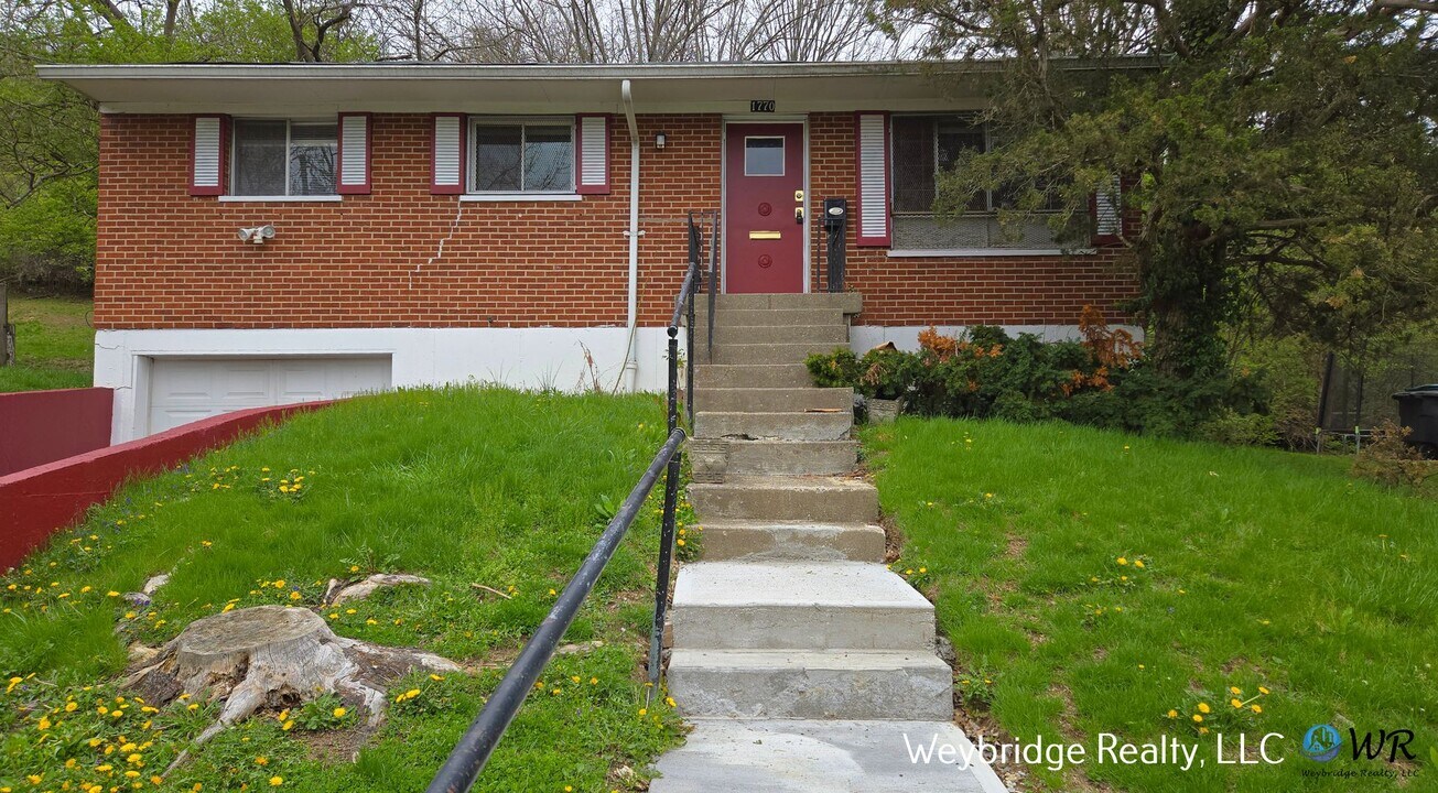 1770 Monterey Ct in Cincinnati, OH - Building Photo