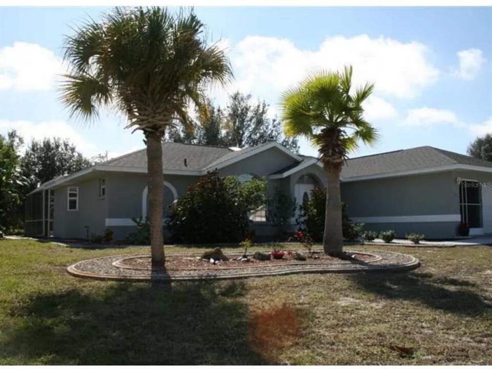 103 Mark Twain Ln in Rotonda West, FL - Building Photo