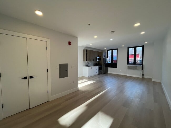 319 Forrest St, Unit 101 in Jersey City, NJ - Building Photo - Building Photo