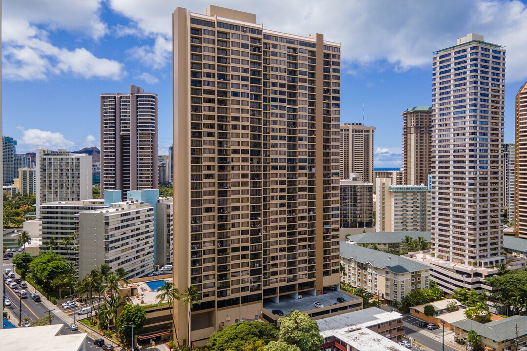 Chateau Waikiki in Honolulu, HI - Building Photo