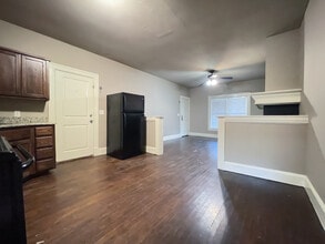 2215 Sanger Ave, Unit A in Waco, TX - Foto de edificio - Building Photo