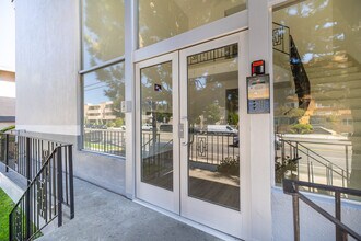 BEAUTIFUL REMODELED 1 AND 2 BEDROOM UNITS in North Hollywood, CA - Foto de edificio - Building Photo