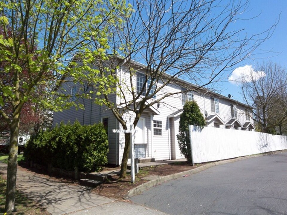 7703 N Gloucester Ave in Portland, OR - Foto de edificio