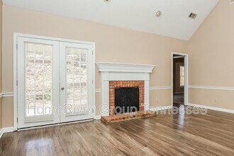 2426 Lake Edge Dr in Memphis, TN - Building Photo - Building Photo