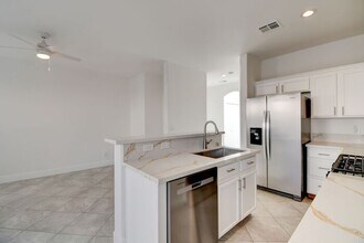 5924 W Santoli Ave in Las Vegas, NV - Foto de edificio - Building Photo