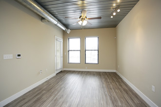 888 Lofts in Lawrence, KS - Foto de edificio - Interior Photo