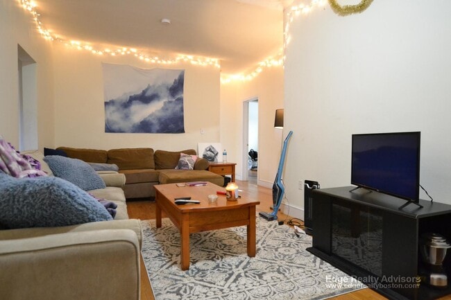 316 Saint Paul St, Unit 3 in Brookline, MA - Foto de edificio - Building Photo