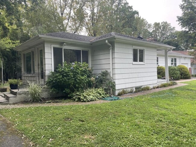 88 Sanford Ln in Stamford, CT - Building Photo - Building Photo