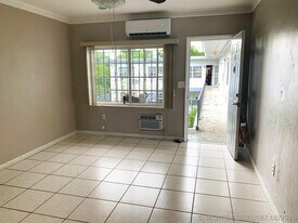 555 SW 16th Ave in Miami, FL - Building Photo