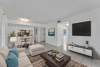 9730 Hammocks Blvd in Miami, FL - Building Photo - Building Photo