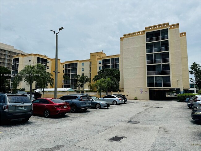 2935 NE 163rd St, Unit 2Q in North Miami Beach, FL - Building Photo - Building Photo