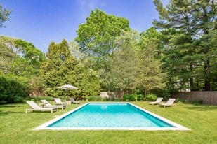 1 Cow Hill Ln in Wainscott, NY - Building Photo