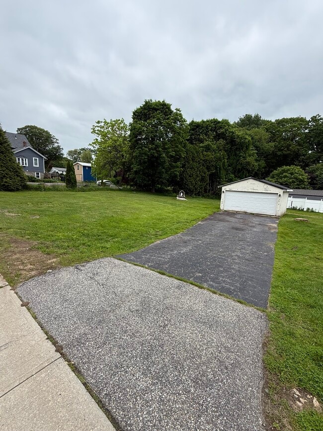 231 Mansfield Ave in Willimantic, CT - Building Photo - Building Photo
