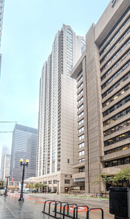 200 N Dearborn St in Chicago, IL - Building Photo