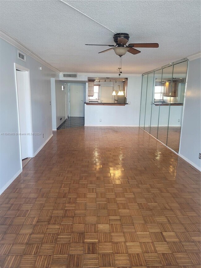 121 Golden Isles Dr, Unit 405 in Hallandale Beach, FL - Building Photo - Building Photo