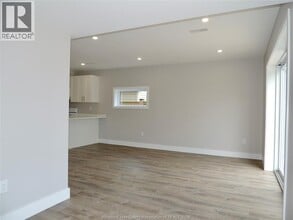 3933 Woodward Blvd in Windsor, ON - Building Photo - Building Photo